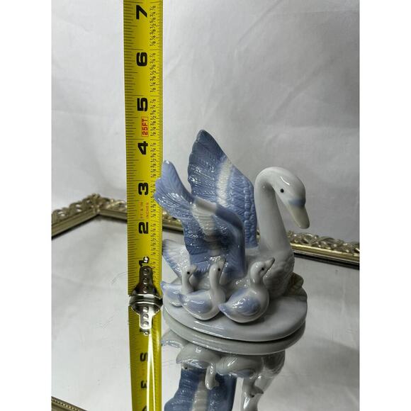 Beautiful Vintage Blue & White Porcelain Swan with Cygnets, 4" Tall - Picture 6 of 7